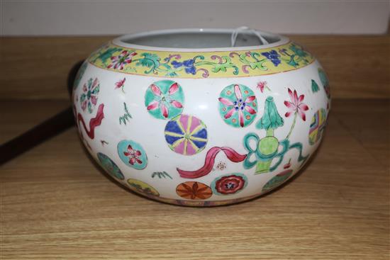 A Chinese famille rose porcelain bowl